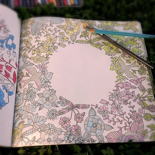 布川愛子さんのぬりえ本で クラシカルでシンプル な色の組み合わせ